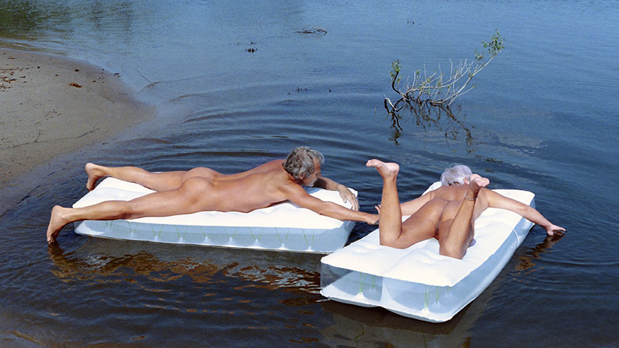 Naturisten beim Nacktbad in der Elbe